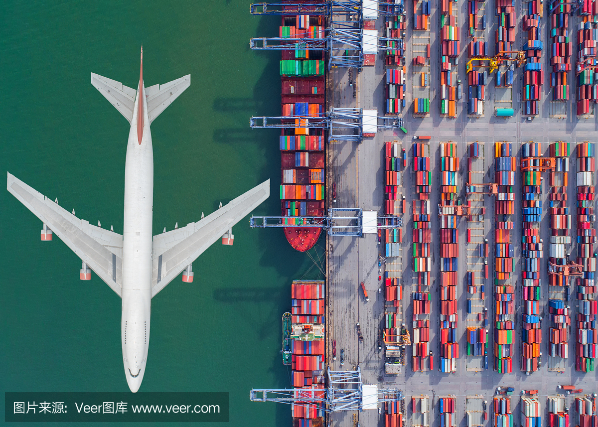 集装箱船舶和运输飞机在进出口业务和物流。用起重机将货物运到港口。国际水路运输。鸟瞰图和俯视图。